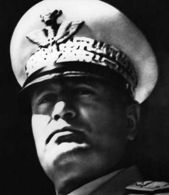 Benito Mussolini-İtalya 'Beni göğsümden vurun' İtalya'nın faşist lideri Mussolini, İkinci Dünya Savaşı'yla halk desteğini de kaybetti.