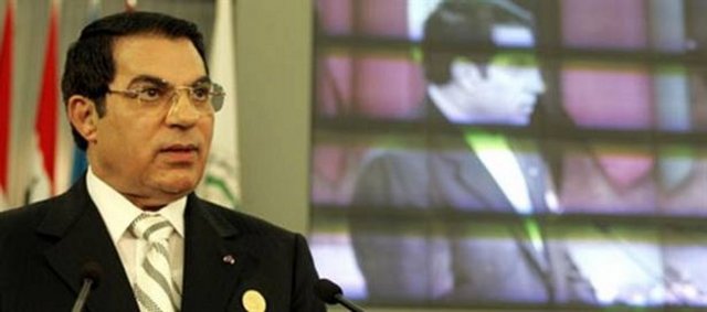 2010 yılının aralık ayında üniversite mezunu bir işsiz gencin kendisini ateşe vermesi ile tetiklenen halk isyanının ardından 14 Ocak 2011'de yönetimi bırakarak eşiyle birlikte Suudi Arabistan'a kaçtı.