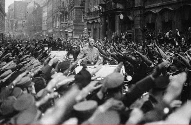 Hitler'in intihar kararını, Mussolini'nin düştüğü durumdan korkarak verdiği belirtiliyor.