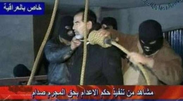 26 Aralık 2006'da idama mahkum edilen 24 yıllık lider, 4 gün sonra asıldı. İdamından hemen önce halkına: 'Birlik içinde kalın ve İran'a güvenmeyin' diyerek seslendi.