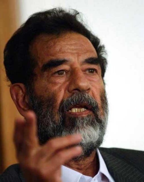 Saddam Hüseyin-Irak 'Birlik içinde kalın' ABD'nin Irak'a 2003 yılındaki müdahalesinin ardından 9 ay aranan Saddam Hüseyin, memleketi Tikrit'te bir çukurda bulundu.