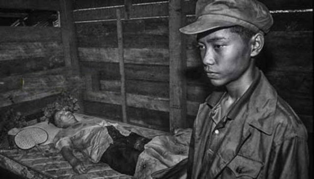 Kendi destekçileri tarafından ömür boyu ev hapsine mahkum edilen Pol Pot, 18 Nisan 1998'de kalp krizinden öldü. Ölmeden önce ölümlerden dolayı vicdanının rahat olduğunu söyleyerek "tek başıma yapmadım" dedi.