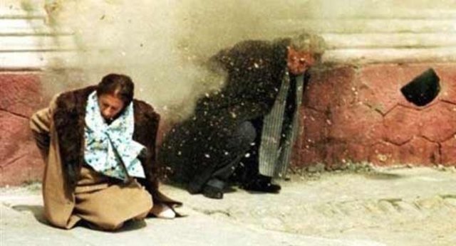 Devrim Meydanı'ndaki konuşması yuhalanınca eşi Elena ile parti binasına sığınan Çavuşesku helikopterle kaçmaya çalıştı ama yakalandı.