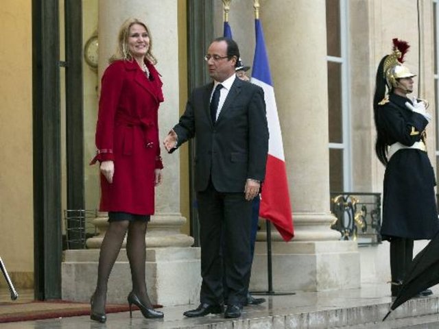 Öyle ki, Güney Afrika'nın eski lideri Nelson mandela'nın cenazesinde ABD Başkanı Obama ile 'selfie' fotoğraflar çeken Danimarka Başbakanı Helle Thorning-Schmidt, Hollande'a karşı daha 'mesafeli' yaklaşıyor.