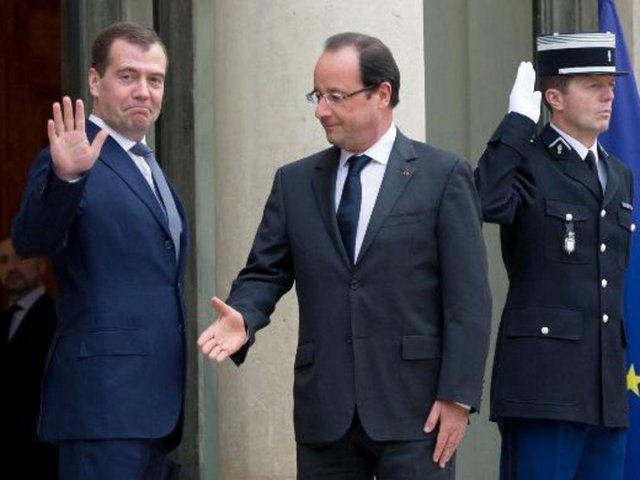 Kasım ayında yapılan bir kamuoyu yoklaması, François Hollande'ın Beşinci Cumhuriyet boyunca Fransa'nın en az sevilen sumhurbaşkanı olduğunu ortaya koymuştu.