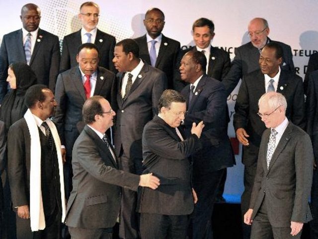 Gazetenin yayımladığı ve Hollande'ın İran'dan Danimarka'ya birçok liderin elini sıkmak için uğraştığı ancak karşılığını alamadığı fotoğraflar görenlere "Bu nasıl cumhurbaşkanı" dedirtiyor.