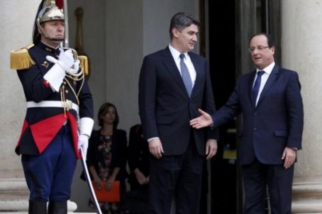 Aslında bu karelerin her birinin devamında, Hollande ile karşısındaki lider tokalaşıyor. Fakat bir anlık o tereddütü bir araya getirince, bu ilginç görüntüler ortaya çıkıyor.  -