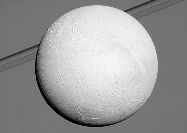 Enceladus uydusunun Satürn'ün önünden fotoğraflanmış hali