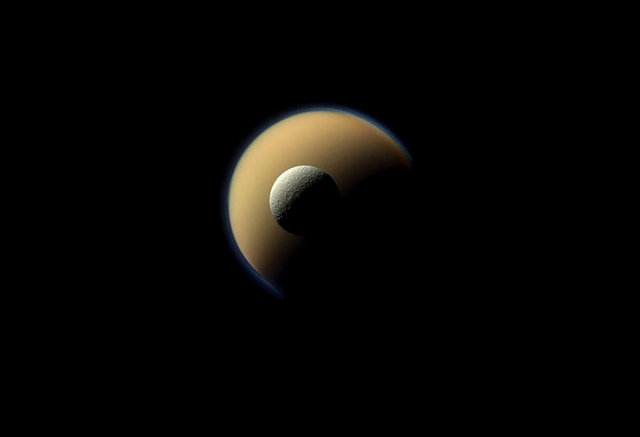 Titan ve Rhea, Satürn'ün en büyük ve ikinci büyük uyduları