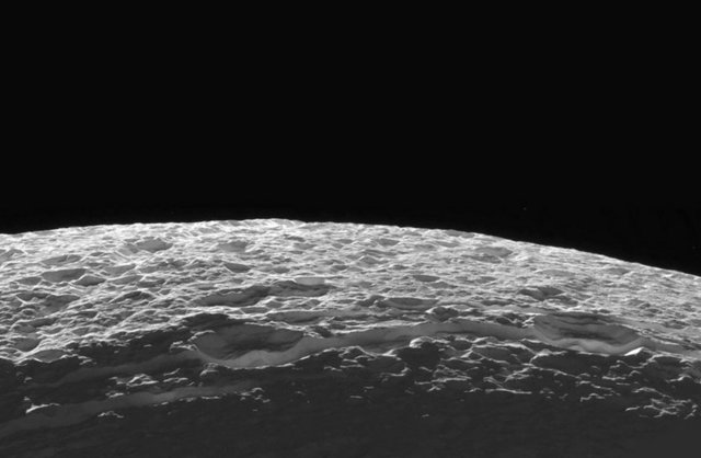 Dione uydusu Satürn'den 14.000 mil uzaklıkta.