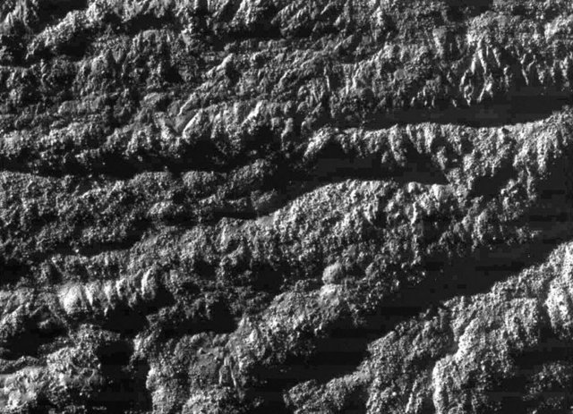 Enceladus'un 1000 mil uzaktan çekilmiş fotoğrafı