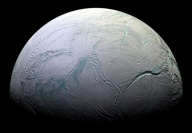 Enceladus uydusuna yakın çekim