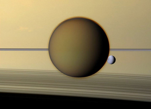 Titan uydusunun puslu görünümünün ardından Dione'nin fotoğrafı