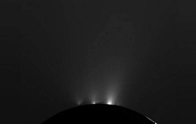 Enceladus'un yüzeyinde su buharı ateş buzları