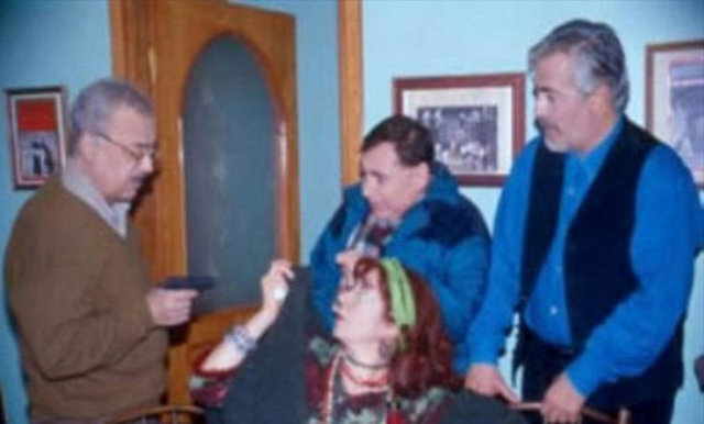 HALT DUMMKOPF - İşte "Bizimkiler" dizisinin en meşhur repliği. Almanya'dan gelmiş olan Davut Usta birazcık sapık olan oğlu Halis merdivenleri ikişer çıktığında bile ona Almanca "Dur, aptal" anlamına gelen bu sözü söylüyordu.