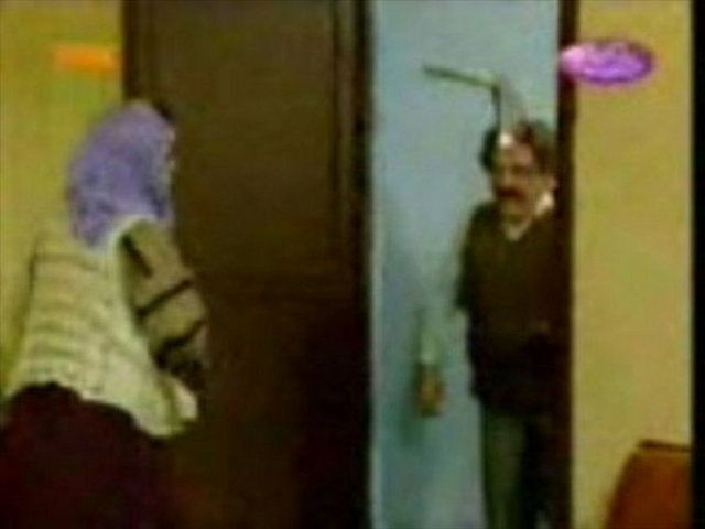 NE KODUN LA KAFANA? - Levent Kırca'nın bir skecinden ortaya çıktı. Kafasına balta saplanmış olarak eve gelen bir adamın eşi ona bu soruyu soruyordu. Bir ara herkes birbirine bunu söylediği için şapka, bere takan kalmamıştı. -