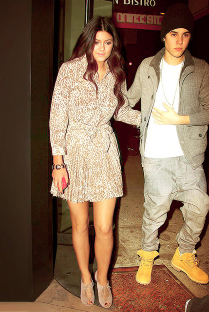 Ancak yakın çevresinin söylediğine göre; Gomez'i asıl sırtından bıçaklayan 16 yaşındaki Kylie Jenner oldu.