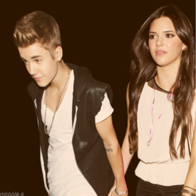 Kylie ile Bieber'ın Coachella'da romantik bir hafta sonu geçirdiği ve Selena Gomez'in ikili arasındaki 'uygunsuz' mesajları yakaladığı belirtildi.