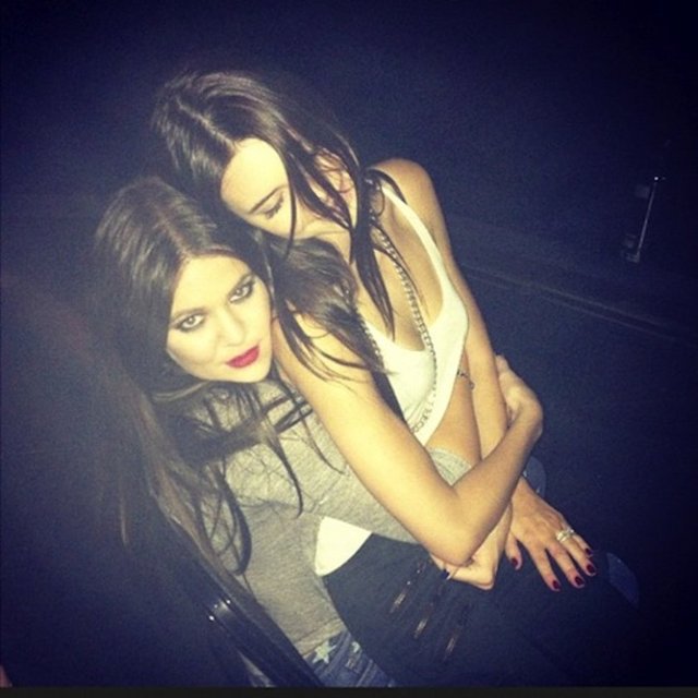 Üstelik bu ikilinin; Kim Kardashian'ın kardeşleri Kylie ile Kendall Jenner olduğu iddia edildi.