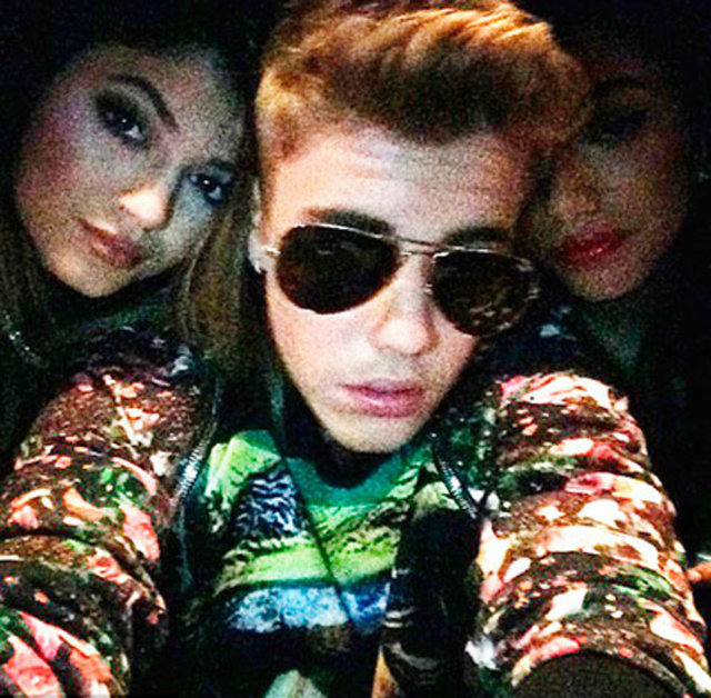Justin Bieber; Selena Gomez'le ilişkisi devam ederken, iki kız kardeş Kylie ve Kendall Jenner ile gizlice flört etmiş.