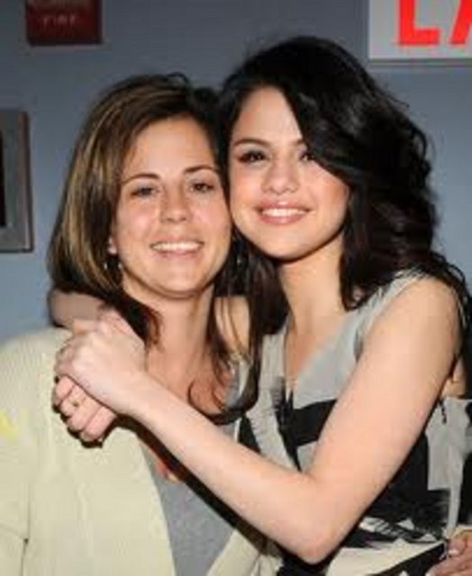 Genç şarkıcı Selena Gomez, menajerliğini yapan annesi ve üvey babasının işine son vermişti.