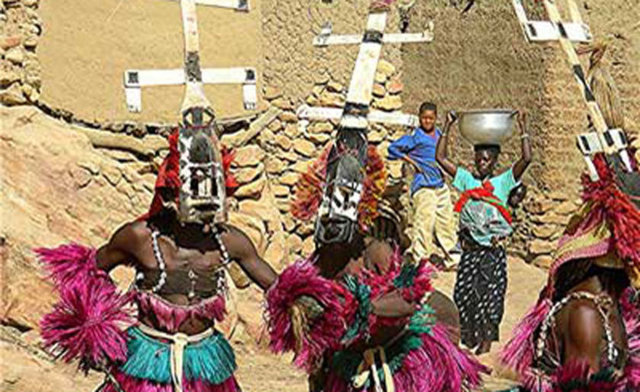 Dogon rahipleri geminin inişini tanımlarken onun kuru toprağa indiğini ve oluşturduğu girdap dolayısıyla bol miktarda toz kaldırdığını anlatmaktadırlar.