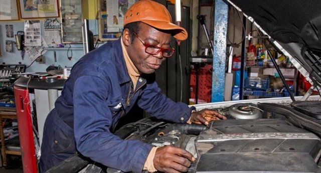 Kral Togbe Ngoryifia Cephas Kosi Bansah olarak bilinen 67 yaşındaki araba tamircisi hükümdar, aynı zamanda  Batı Afrika ülkesi olan Togo'da "Ewe halkının üstün ve manevi şefi" olarak kabul edilmektedir.Gana'da doğup büyüyen Bansah, kral olan dedesinin teşvikiyle araba tamircisi olmaya karar verdikten sonra 1970'de Almanya'ya eğitim için taşındı.