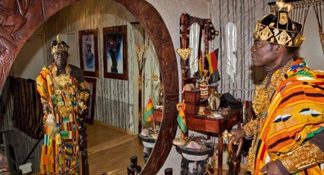 İki çocuğuyla beraber Ludwigshafen'de yaşayan Kral Céphas, Alman fotoğrafçı Christina Czybik'e evini açıp röportaj verdi.