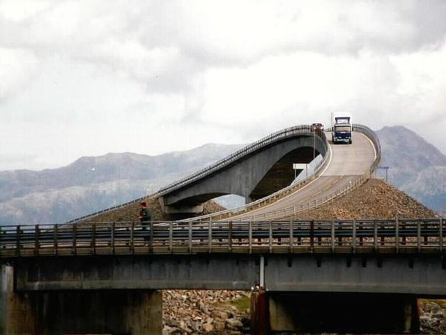 Norveçli yetkililer özellikle turistlerin çok dikkatli olmaları gerektiğine dikkat çektikleri yolda bugüne kadar 12 büyük fırtınanın yaşandığını ve yolda manzarayı izleyen 70 yaşında İsrailli bir turistin hayatını kaybettiğini söyledi.