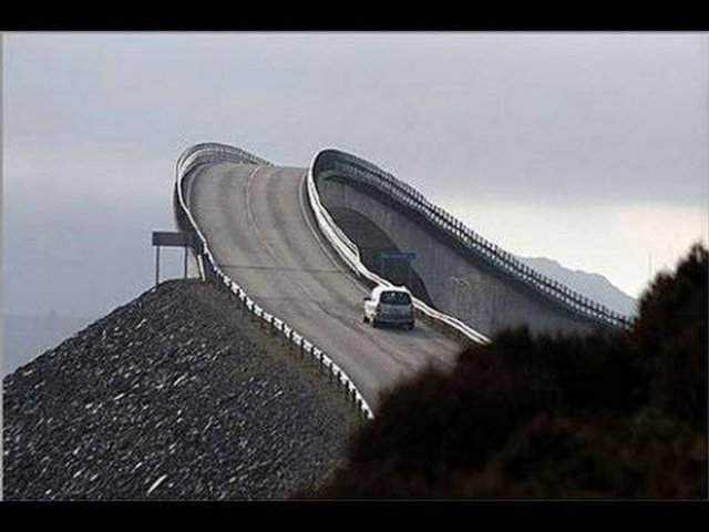 Oldukça fazla turist çeken bölgedeki denizde de çok sayıda geminin kaza yaptığı bildirildi.