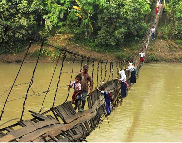 Üstelik nehirden 10 metre yükseklikte.