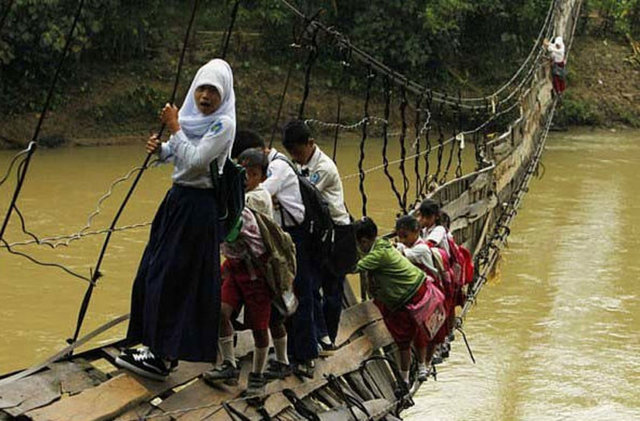 Burası Endonezya ve bu dağcılık eğitimi değil, tamir edilmeyen bir köprü...