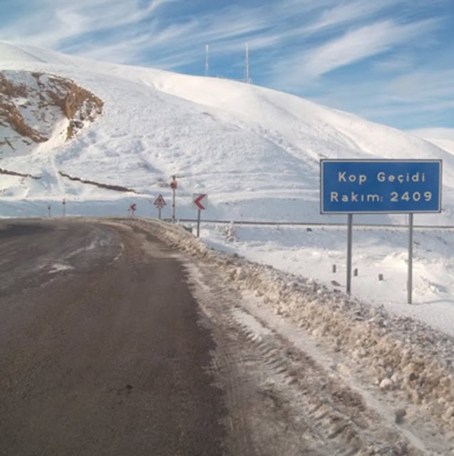 Kop Dağı Geçidi Kop Geçidi Erzurum dolaylarında, 2409 rakımda yer alan bir geçittir. Aşırı yükseklik ve bölgenin sert ikliminin yanında arazinin engebesi nedeniyle de oldukça tehlikeli bir yoldur.