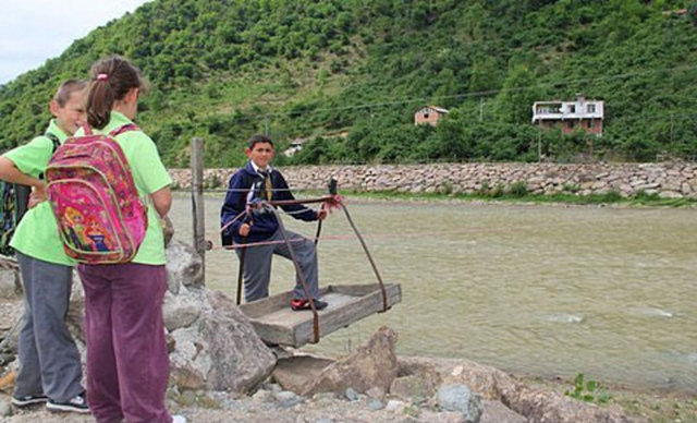 İŞTE TÜRKİYE'DEN İLGİNÇ OKUL YOLU FOTOĞRAFLARI TRABZON