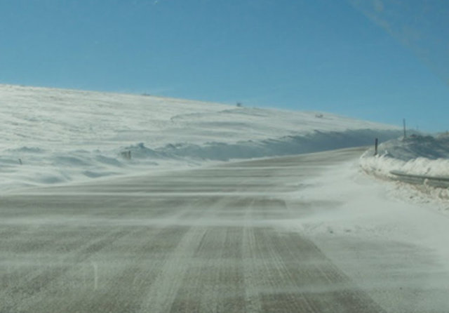 Yağdonduran Geçidi Sivas'ta, 1750 metre yüksekliğe kurulmuş olan dağ yolunun yerleştiği coğrafyanın yağı bile dondurabiliren soğuğu nedeniyle adı Yağdonduran Geçidi olmuştur.