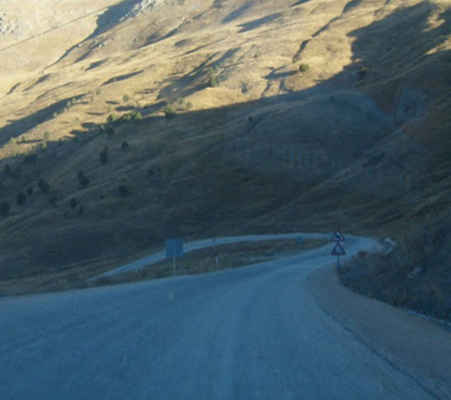 Gezbeli Geçidi Adana'nın Tufanbeyli ilçesi üzerinden konuşlanan bu yol 1990 metre yükseklikte yer alan bir dağ yoludur.