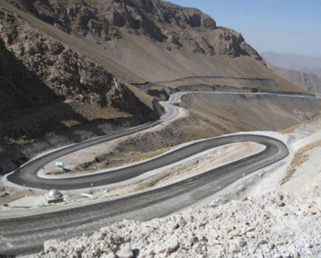 Van'da bulunan ve Türkiye'nin en yüksek geçidi olan Karabel aynı zamanda dünyanın araç geçişi yapılabilen en yüksek 25. geçididir.