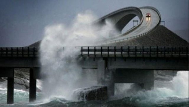 Dünyanın en tehlikeli yolu Norveç'in Molde ve Kristiansund şehirleri arasındaki sahil yolu dünyanın en tehlikeli yolu olarak değerlendirildi.