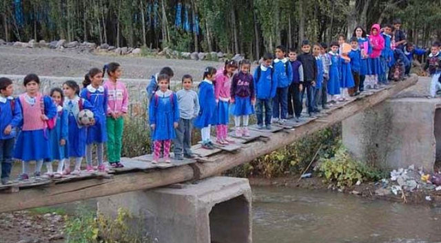 Muş'ta da benzer bir köprü öğrencileri eğitime taşıyor.