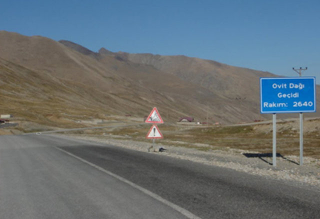 Ovit Dağı Geçidi Türkiye'nin kuzeydoğusunda, Rize ile Erzurum arasında yer alan Ovit Dağı Geçidi 2640 rakımdadır.