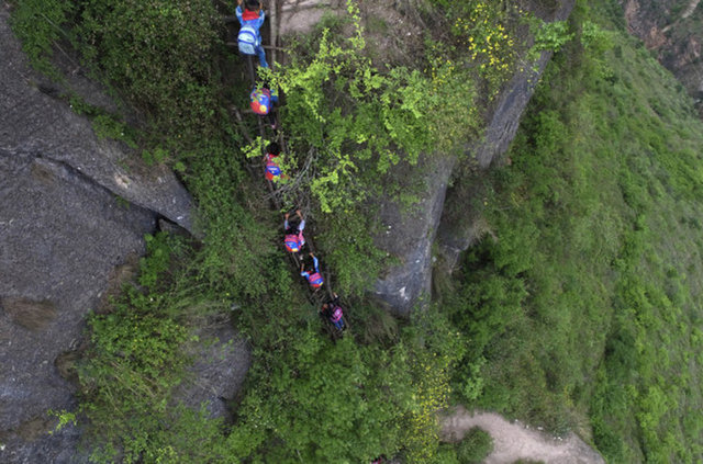 Jie, şimdiye kadar 8 kişinin ölümüne yol açan tırmanışla ilgili "Umarım bu fotoğraflar, bu köyün acı verici gerçeklerini değiştirmek için yardımcı olur" dedi.