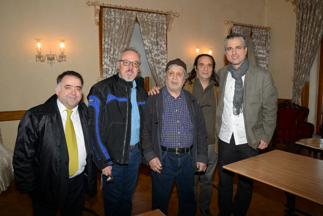 Oyuncular Halit Akçatepe (Güdük Necmi), Tuncay Akça (Bacaksız), Cafer Dere, Ahmet Arıman (Hayta İsmail), Mehmet Çatay, Ercan Gezmiş, Tayfun Akalın 40 yıl sonra filmin çekildiği merdivenlerde fotoğraf çektirdi.