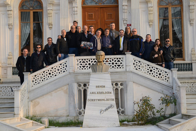 'Hababam Sınıfı'nın oyuncuları Halit Akçatepe (Güdük Necmi), Tuncay Akça (Bacaksız), Cafer Dere, Ahmet Arıman (Hayta İsmail), Mehmet Çatay, Ercan Gezmiş ve Tayfun Akalın'ın aralarında olduğu 7 oyuncusu 40 yıl sonra buluştu.