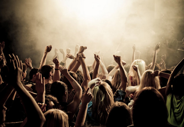23. Bir konserde oturmak.