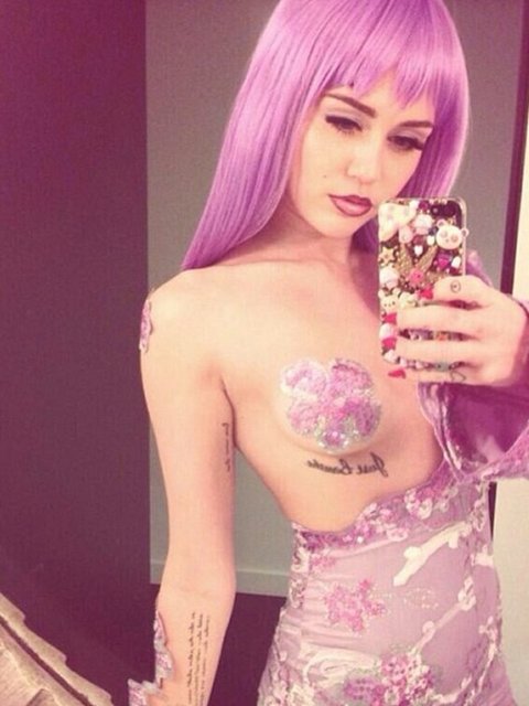 Narsisizm Belirtileri -  - Tek taraflı dinleme: Karşısındakini dinlerken olumsuzlukları algılar ve eksik dinler ya da bir kişinin kaygısını yersiz bulur.