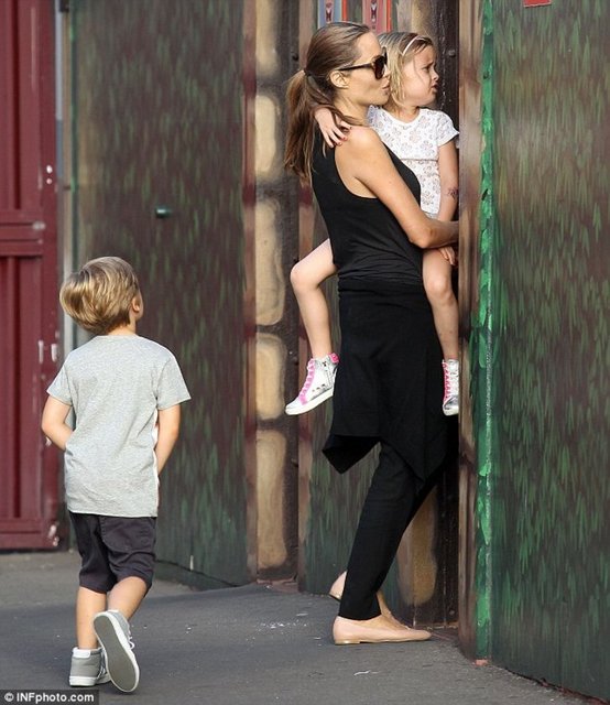 Oldukça neşeli oldukları gözlenen Jolie ve kızları birlikte keyifli bir gün geçirdiler!