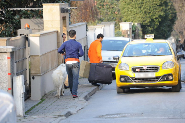 Önceki gün kiraladığı küçük bir kamyoneti eski evinin önüne getiren Yağtu, eşyalarını taşıtırken görüntülendi. Ahu Yağtu'nun eski evinden sadece kendisinin ve oğlu Kemal'ın kıyafetlerini aldığı görüldü.