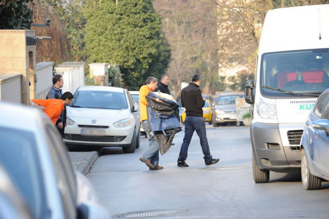 KIYAFETLER POŞETTE -  - ﻿﻿Elbiselerini ﻿﻿askısıyla kamyonete yerleştiren Yağtu'nun. spor kıyafetlerini ise apar topar bir naylon poşete doldurması dikkat çekti.