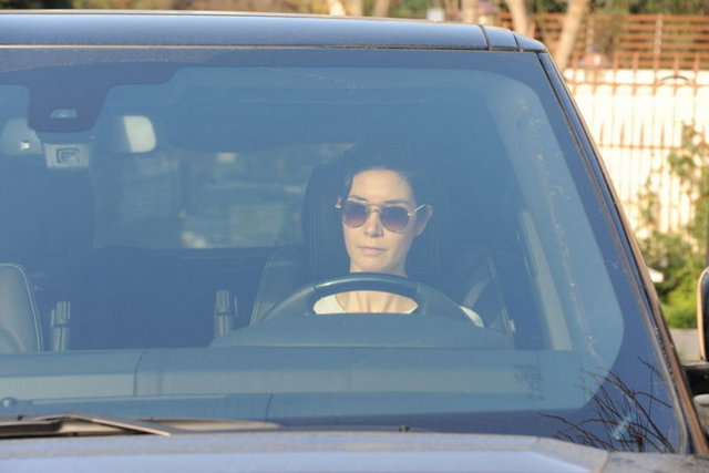 Cem Yılmaz'la geçen hafta boşanan Ahu Yağtu, Ulus'taki yeni evine taşındı. Yılmaz'la birlikte yaşadığı evin önüne minik bir kamyonet getiren Yağtu, sadece kendisinin ve oğlu Kemal'in kıyafetlerini aldı.