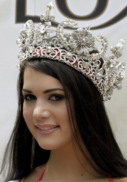 2004 yılında ülkesinde düzenlenen güzellik yarışmasında Miss Venezuela seçilmişti.